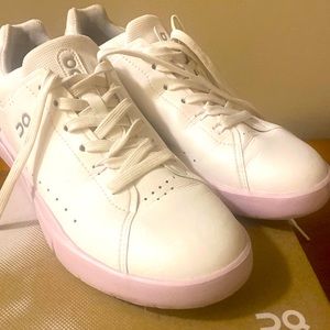 ON RUNNING SHOES, ROGER ADVANTAGE SHOES LIKE NEW!!!!